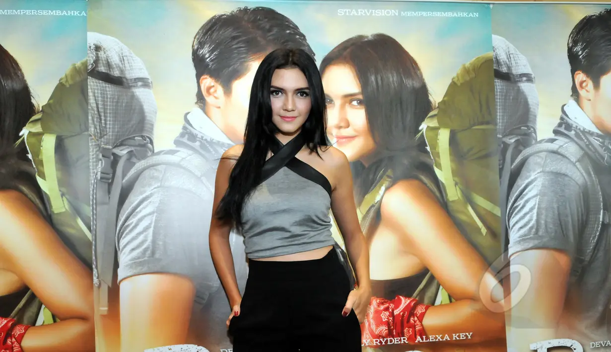 Penyanyi sekaligus artis Alexa Key saat acara press screening film Romeo+Rinjani di Epicentrum Walk, Kuningan, Jakarta, Selasa (21/4/2015). Film yang mulai tayang 23 April mendatang itu mengekspos keindahan Gunung Rinjani. (Liputan6.com/Panji Diksana)