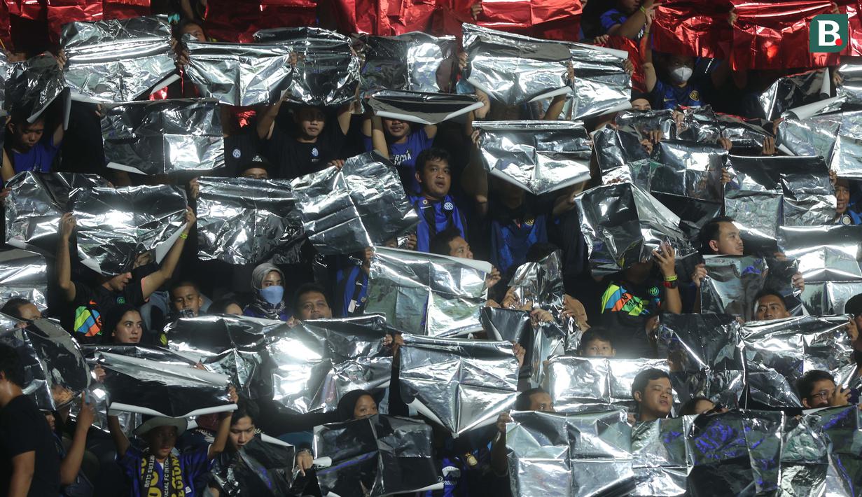 Anggota komunitas Inter Club Indonesia (ICI) memamerkan koreografi dahsyat disela-sela kegiatan nonton bareng final Liga Champions 2022/2023 antara Inter Milan vs Man City di Tennis Indoor Senayan, Jakarta, Minggu (11/6/2023) dini hari WIB. (Bola.com/M Iqbal Ichsan)