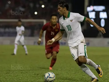 Striker Timnas Indonesia, Ezra Walian akan memiliki motivasi tinggi untuk mencdetak gol jika dimainkan pelatih melawan Kamboja pada laga terakhir Grup B cabang sepak bola SEA Games 2017.  (Bola.com/Vitalis Yogi Trisna)