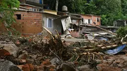 Pemandangan daerah yang terkena banjir di distrik Juquehy di Sao Sebastiao, negara bagian Sao Paulo, Brasil (20/2/2023). Pemerintah negara bagian Sao Paulo dalam pernyataannya pada Minggu (20/2) waktu setempat menyebut sedikitnya 35 orang tewas di kota Sao Sebastiao dan satu orang lainnya, yang merupakan bocah perempuan berusia 7 tahun, tewas di wilayah Ubatuba.
(AFP/Nelson Almeida)