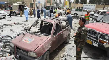 Personel keamanan berjaga di lokasi serangan bom bunuh diri di Quetta, Pakistan, Rabu (25/7). Serangan dilakukan dekat sebuah tempat pemungutan suara (TPS) Pemilu Pakistan. (BANARAS KHAN/AFP)