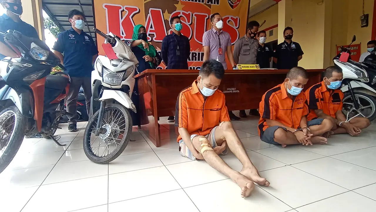 Polres Serang Kota Tangkap Pelaku Curanmor Bersenjata Api. (Selasa, 15/06/2021). (Liputan6.com/Yandhi Deslatama).