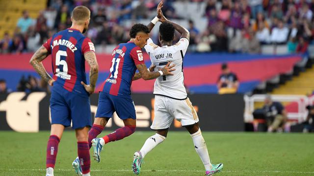 Foto: Momen Vinicius Jr Ditarik Paksa Keluar Lapangan oleh Don Carlo saat Laga El Clasico