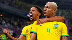 Pemain Brasil Richarlison (kanan) merayakan bersama rekan setimnya Marquinhos usai mencetak gol ke gawang Korea Selatan pada pertandingan sepak bola babak 16 besar Piala Dunia 2022 di Stadion Education City, Al Rayyan, Qatar, 5 Desember 2022. Brasil mengalahkan Korea Selatan dengan skor 4-1. (AP Photo/Manu Fernandez)