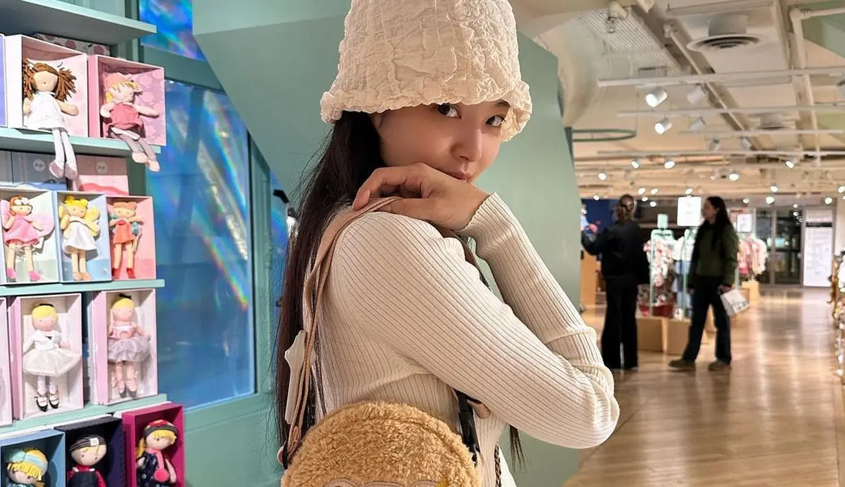 <p>Jennie mengenakan outfit cantik dengan atasan bermerk Calvin Klein warna broken white. Dia memadukan penampilannya dengan topi berwarna senada.</p>