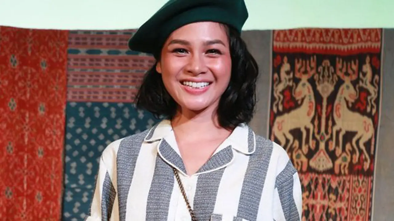 Andien suka kain khas daerah/copyright: KapanLagi.com
