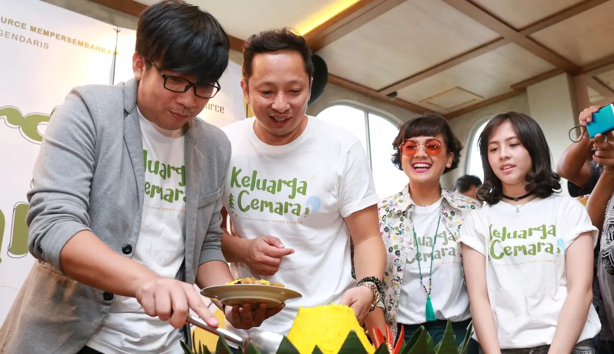 Selain Ringgo Agus Rahman yang berperan sebagai Abah, ada juga Nirina memerankan sosok Emak di film Keluarga Cemara.  (Adrian Putra/Bintang.com)