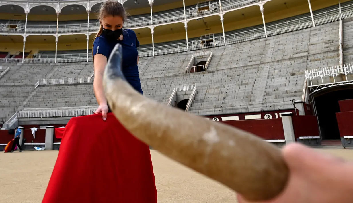 Torero berperan mempermainkan dengan kain yang umumnya berwarna merah dan pada akhirnya membunuh banteng tersebut. (Foto: AFP/Gabriel Bouys)