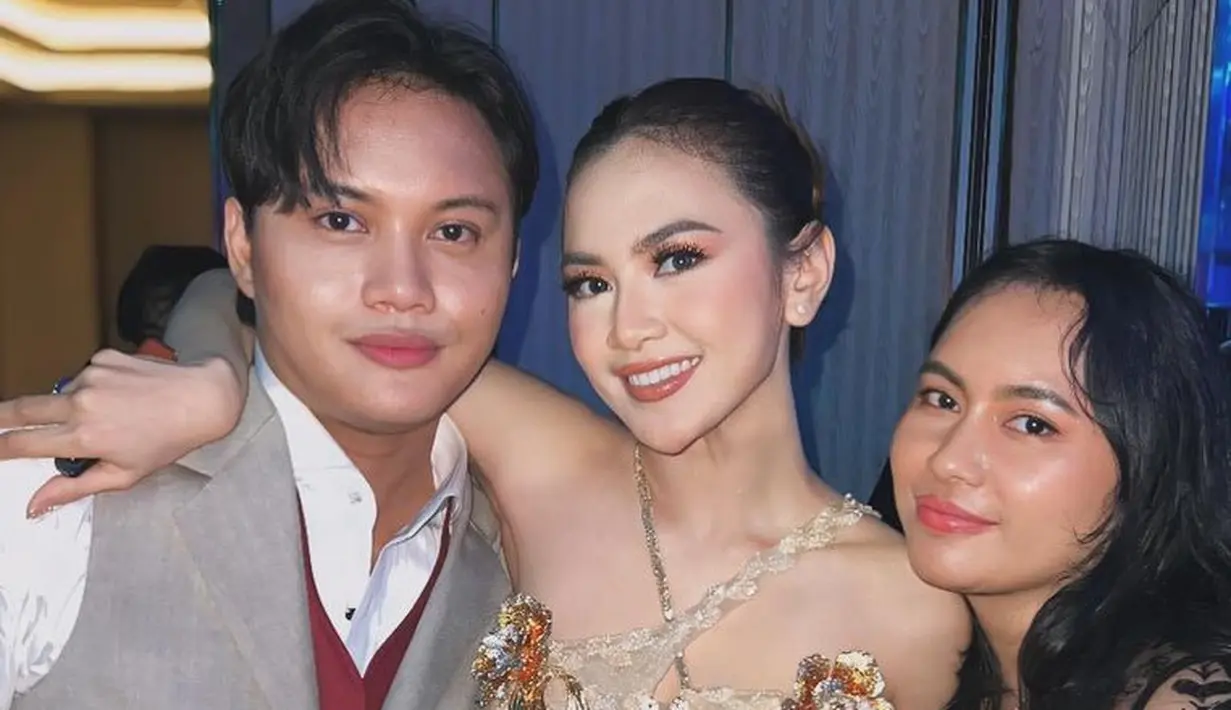 Rambut Mahalini ditata simple dengan gaya ikat belakang model updo. Sementara itu, Rizky Febian mengenakan vest dipadukan kemeja putih sebagai inner. [@sorasarah]