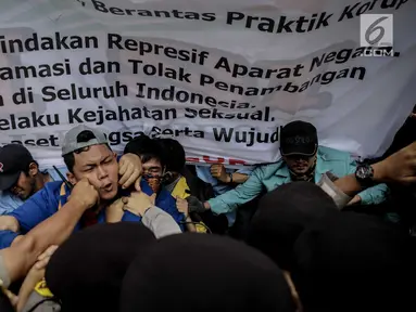 Massa dari Badan Eksekutif Mahasiswa Seluruh Indonesia (BEM SI) terlibat saling dorong dengan polisi saat menggelar aksi longmarch menuju Istana Merdeka, Jakarta, Senin (22/5). (Liputan6.com/Faizal Fanani)