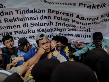 Massa dari Badan Eksekutif Mahasiswa Seluruh Indonesia (BEM SI) terlibat saling dorong dengan polisi saat menggelar aksi longmarch menuju Istana Merdeka, Jakarta, Senin (22/5). (Liputan6.com/Faizal Fanani)