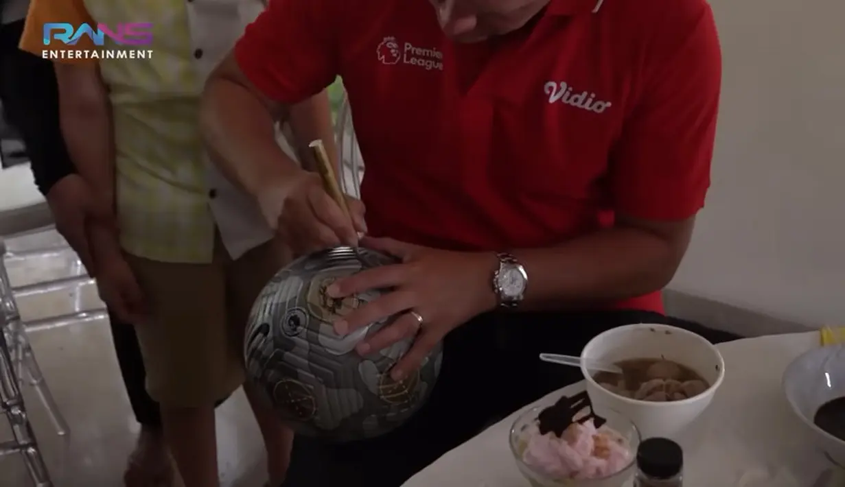 Michael Owen ke Ultah Rafathar (Youtube/Rans Entertainment)