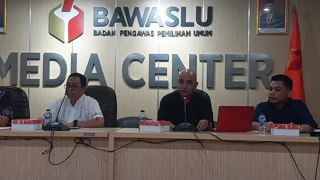 Indonesia Budget Center (IBC) mencatat ada ratusan triliun bantuan sosial (bansos) yang digelontontkan pemerintah. Masuk ke tahun politik, dana ini disebut rawan menjadi embel-embel kampanye pasangan calon tertentu.