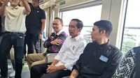 Presiden Jokowi menjajal moda transportasi LRT Jabodebek rute Stasiun Jati Mulya, Bekasi ke Dukuh Atas, Jakarta, Kamis (10/8/2023). (Liputan6.com/ Lizsa Egeham)