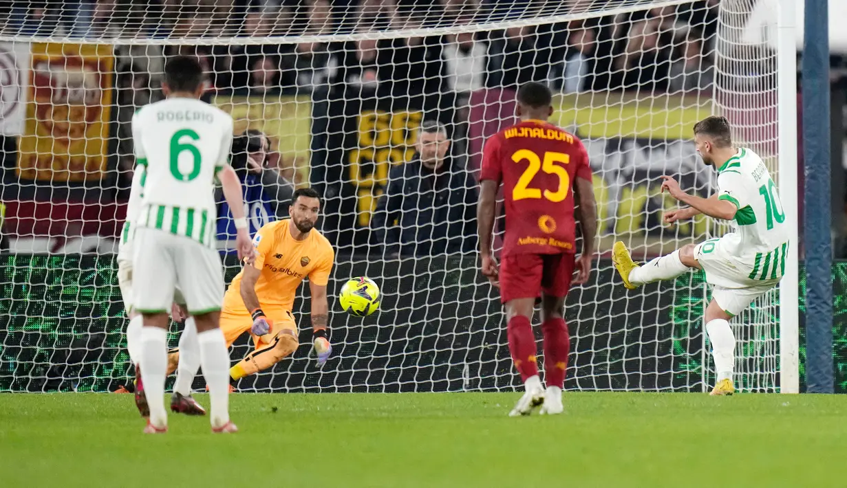 Pemain Sassuolo Domenico Berardi (kanan) mencetak gol ke gawang AS Roma pada pertandingan sepak bola Serie A Liga Italia di Stadion Olimpiade, Roma, Italia, 12 Maret 2023. AS Roma kalah dari Sassuolo dengan skor 3-4. (AP Photo/Alessandra Tarantino)