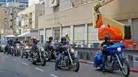 Anggota geng motor Israel Samson Riders melintasi jalan menuju Kedutaan Besar AS yang baru di Yerusalem saat melakukan konvoi dari Tel Aviv, (13/5). Mereka menunggangi Harley Davidson saat menggelar konvoi. (AFP Photo/Jack Guez)
