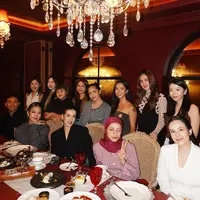 Sebagai founder brand kecantikan lokal, Nagita Slavina hingga Luna Maya kumpul bareng saat dinner [@tasyafarasya]