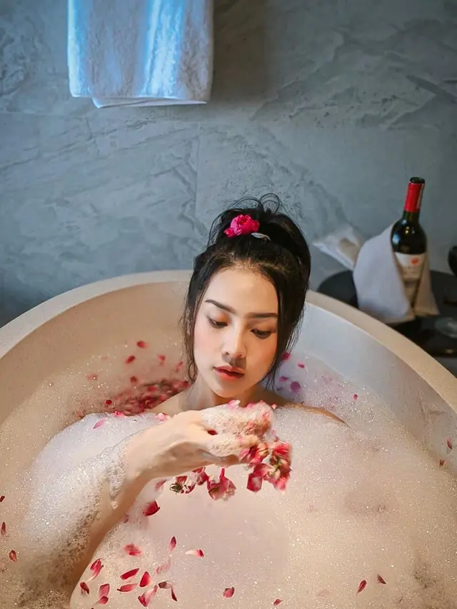 7 Momen Anya Geraldine Mandi Kembang Ini Curi Perhatian