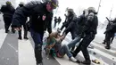 Polisi menangkap salah satu demonstran saat unjuk rasa menjelang Konferensi Perubahan Iklim Dunia 2015 di Place de la Republique Paris, Prancis, Minggu (29/11). Paris melarang semua aksi demonstrasi pasca teror beberapa waktu lalu. (REUTERS/Eric Gaillard)