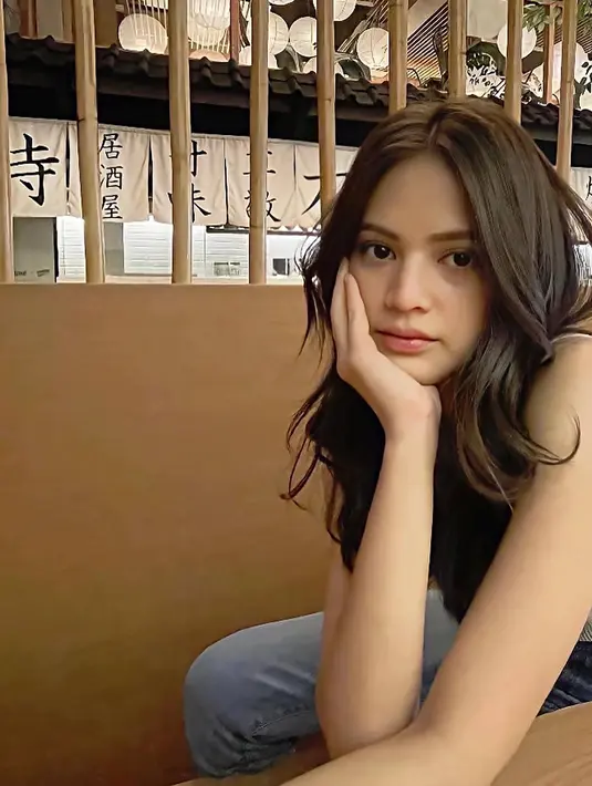 Belakangan ini penampilannya pun semakin mencuri perhatian saat berperan sebagai Karissa Andromeda dalam serial Antares. Beradu akting dengan Beby Tsabina, penampilannya dalam serial pertamanya ini pun membuatnya semakin populer. (Liputan6.com/IG/@maudyeffrosina)