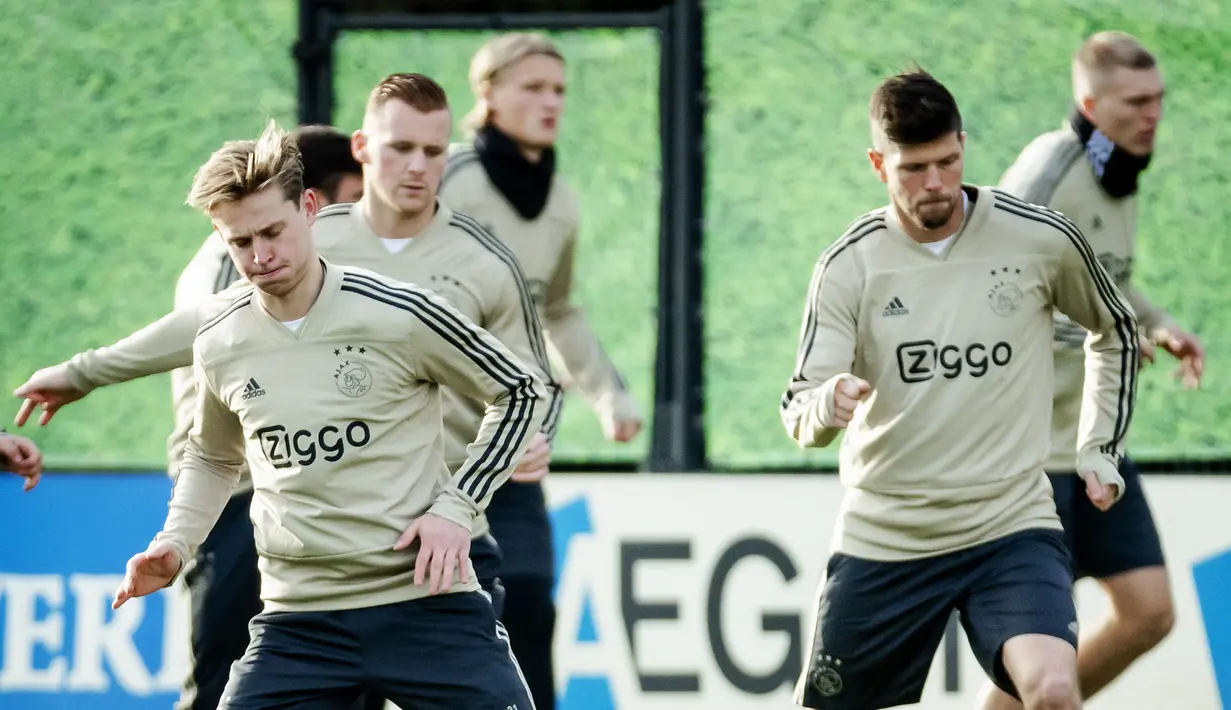Frenkie de Jong (kiri) dan Klaas Jan Huntelaar (kanan) ikut berlatih jelang menjamu Real Madrid pada leg pertama babak 16 besar Liga Champions di De Toekomst di Ouder-Amstel, Amsterdam, Selasa (12/2). (Robin van Lonkhuijsen/ANP/AFP)