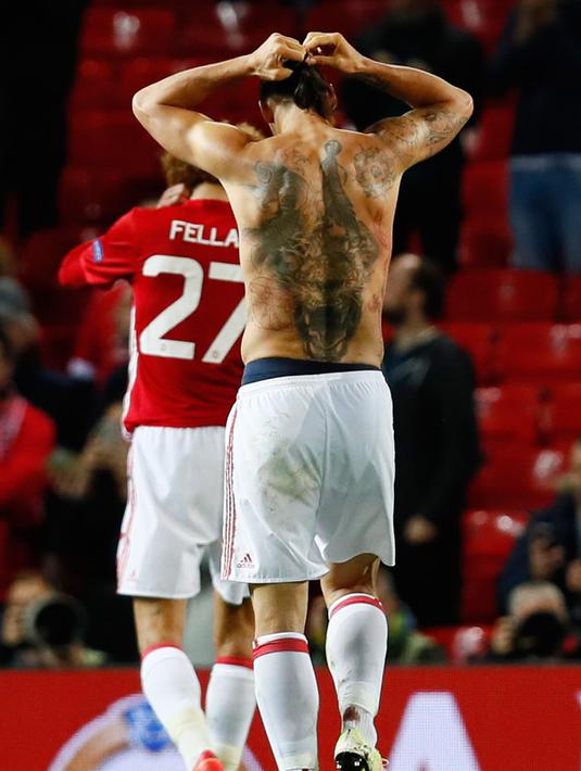 Tubuh Penyerang MU, Zlatan Ibrahimovic yang dipenuhi tato usai pertandingan melawan Zorya Luhansk pada laga Liga Eropa di Stadion Old Trafford, Inggris (29/9). MU menang atas Zorya Luhansk dengan skor 1-0. (Reuters/Jason Cairnduff)