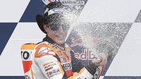 Pebalap Repsol Honda, Marc Marquez, merayakan keberhasilannya juara MotoGP Austin di Texas, Amerika Serikat, Senin (11/4/2016) dini hari WIB. Pebalap Spanyol ini juga masih memimpin klasemen sementara MotoGP. (AFP/Thomas B. Shea)
