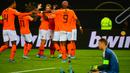 Para pemain Belanda merayakan gol yang dicetak Georginio Wijnaldum ke gawang Jerman pada laga Kualifikasi Piala Dunia 2022 di Hamburg, Jumat (6/9). Jerman kalah 2-4 dari Belanda. (AFP/Patrik Stollarz)