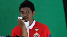 Bambang Pamungkas saat bersiap untuk syuting bersama Indosiar usai latihan bersama Persija Jakarta di Lapangan Villa 2000, Pamulang, Tangerang Selatan, Senin (25/4/2016). (Bola.com/Nicklas Hanoatubun)