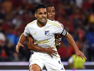 Pemain Millonarios, Radamel Falcao saat melakoni laga debutnya pada laga lanjutan Liga Kolombia melawan Medellin di Atanasio Girardot Stadium, Medellin, Kolombia 18 Juli 2024. (AFP/Jaime Saldarriaga)