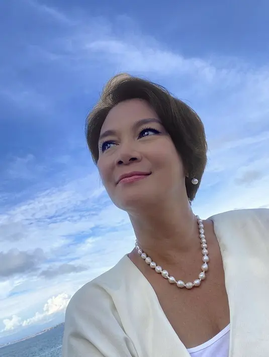 Dian juga tampil serba putih dengan atasan dan aksesori mutiaranya dari kalung hingga antingnya.  Credit: Instagram  (@bu_deedee)