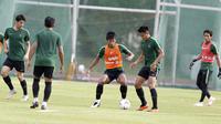 Pemain Timnas Indonesia, Bayu Pradana berebut bola dengan Fachrudin Aryanto saat sesi latihan di Stadion Bishan, Singapura, Rabu (7/11). Latihan Timnas ini merupakan persiapan jelang laga melawan Singapura pada Piala AFF 2018. (Bola.com/M Iqbal Ichsan)
