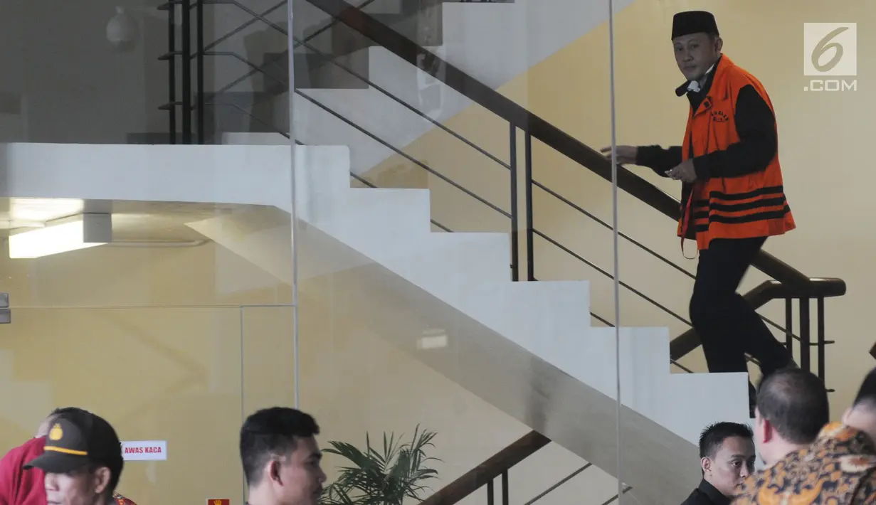 Anggota DPRD Lampung Tengah, Rusliyanto menuju ruang penyidik untuk menjalani pemeriksaan lanjutan di gedung KPK, Jakarta, Selasa (27/3). Rusliyanto diperiksa sebagai tersangka kasus suap. (Merdeka.com/Dwi Narwoko)