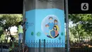 Pekerja seni membuat mural bertema Covid-19 pada pilar Jalan Tol Ir. Wiyoto Wiyono di kawasan Cempaka Putih, Jakarta, Rabu (2/12/2020). Mural tersebut juga bertujuan mengingatkan masyarakat akan bahaya Covid-19 yang masih terjadi hingga saat ini.  (Liputan6.com/Immanuel Antonius)
