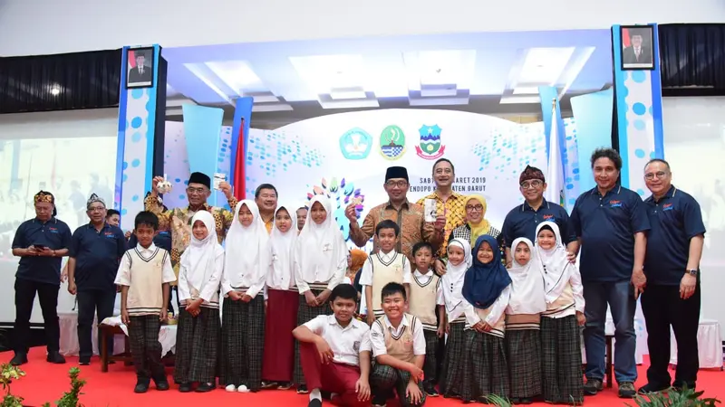 Gubernur Ridwan Kamil dan Mendikbud Muhadjir Effendy tengah berfoto bersama dengan para pelajar Garut