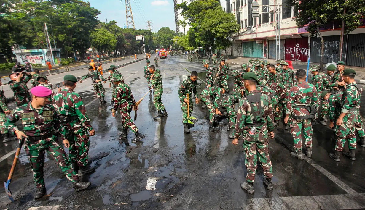 Untuk diketahui, ada sekitar 50 meter kubik sampah setara 11 ton diangkut pascademonstrasi yang disertai bentrokan dan kerusuhan di sepanjang Jalan KKO Usman dan Terminal Senen, Jakarta Pusat, atau di sekitar Mako Brimob Polda Metro Jaya di Kwitang yang berlangsung dari Jumat hingga Sabtu, 29-30 Agustus 2025. (merdeka.com/Arie Basuki)