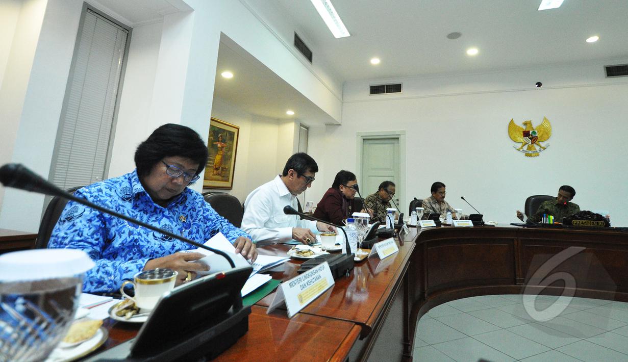 Suasana rapat terbatas di Kantor Presiden, Komplek Istana Kepresidenan, Jakarta, Senin (16/3/2015). Rapat membahas tentang paket kebijakan ekonomi pemerintah. (Liputan6.com/Faizal Fanani)