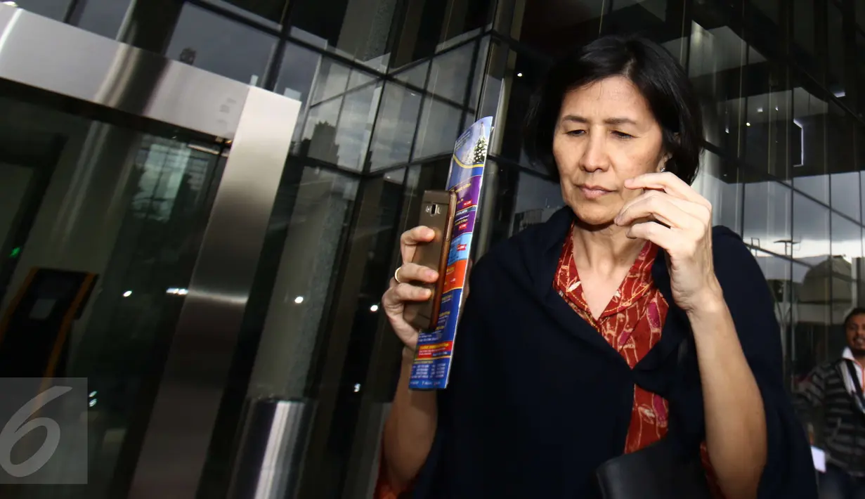 Ekspresi Sallyawati Rahardja usai diperiksa KPK, Jakarta, Rabu (8/2). Sallyawati diperiksa sebagai saksi kasus suap dengan tersangka eks Dirut PT Garuda Indonesia Emirsyah Satar. (Liputan6.com/Helmi Afandi)