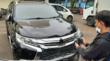 Barang bukti mobil Mitsubishi Pajero yang terlibat tabrakan beruntun di Jalan MT Haryono, Pancoran, Jakarta, Rabu malam (25/5/2022) kini diamankan di Kantor Subdit Gakkum Ditlantas Polda Metro Jaya. (Liputan6.com/Ady Anugrahadi)
