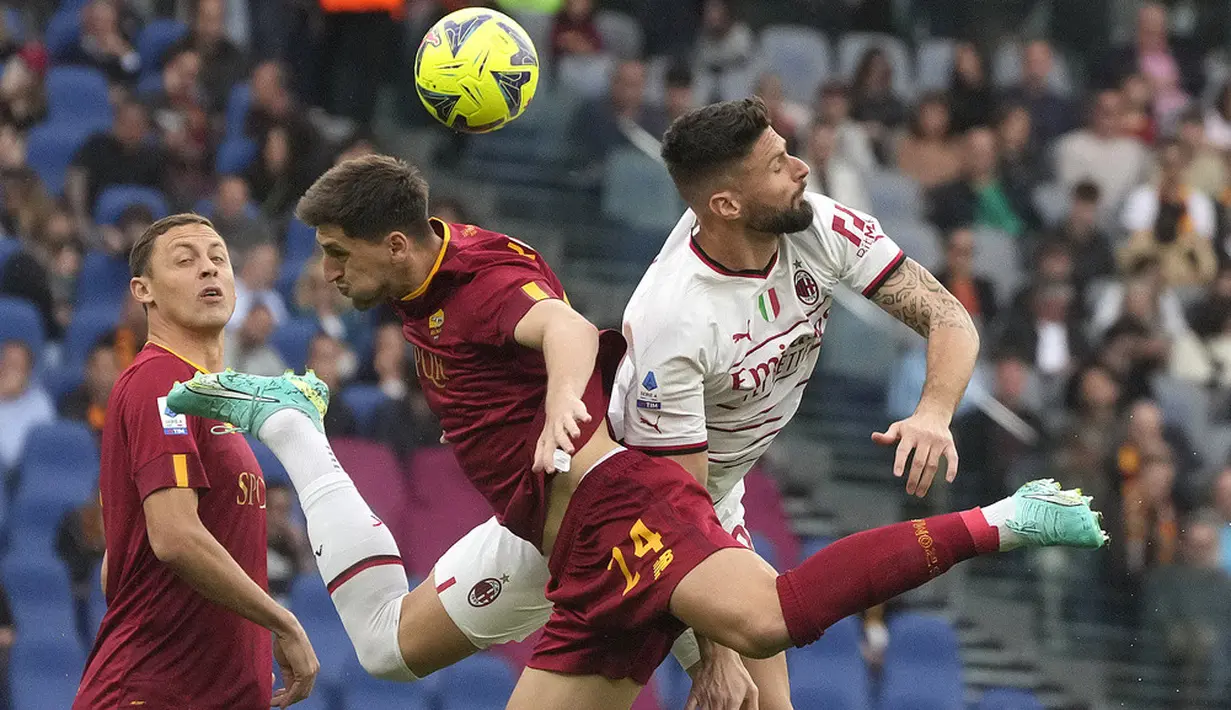 <p>Pemain AS Roma Marash Kumbulla (kiri) bersaing memperebutkan bola dengan pemain AC Milan Olivier Giroud pada pertandingan sepak bola Serie A Liga Italia di Stadion Olimpiade Roma, Italia, Sabtu (29/4/2023). (AP Photo/Gregorio Borgia)</p>