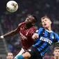 Striker AC Milan, Rafael Leao, berebut bola dengan gelandang Inter Milan, Nicolo Barella, pada laga Serie A di Stadion San Siro, Milan, Sabtu (21/9). Milan kalah 0-2 dari Inter. (AFP/Miguel Medina)