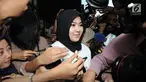 Istri tersangka Gubernur Jambi (nonaktif) Zumi Zola, Sherin Taria usai menjalani pemeriksaan di gedung KPK, Jakarta, (22/5). Sherin Taria diperiksa sebagai saksi untuk dua tersangka, Zumi Zola dan Plt Kadis PUPR Jambi Arfan. (Merdeka.com/Dwi Narwoko)