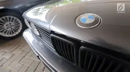 Logo BMW seri 3 E30 generasi kedua yang masih original saat dipamerkan di Jakarta, Rabu (17/10). Mobil yang dibangun tahun 1982 akan menjadi grand prize bagi penggemar BMW di Indonesia Bimmerfest 2018 di Semarang, 10 November. (Liputan6.com/Fery Pradolo)