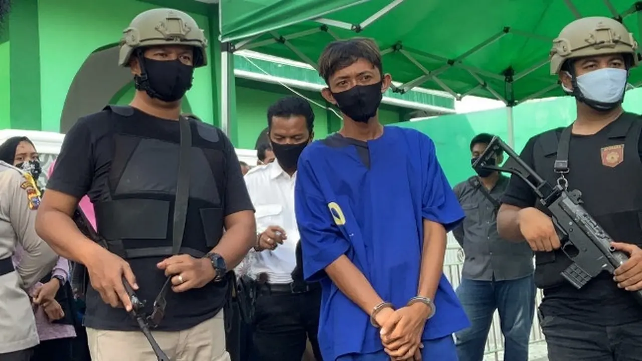 Jambret di depan masjid Pekanbaru yang membuat korbannya jatuh dan masuk ke parit.