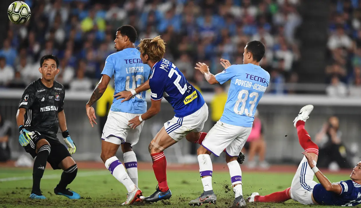 Striker Manchester City, Lukas Nmecha, berusaha membobol gawang Yokohama Marinos pada laga pramusim di Stadion Yokohama, Jepang, Sabtu (27/7). Yokohama kalah 1-3 dari City. (AFP/Charly Triballeau)