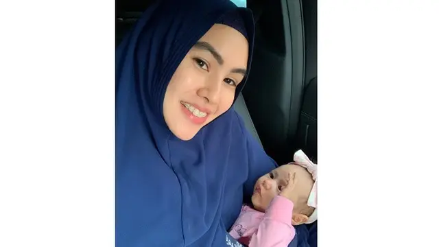 Ajak Bayinya Umrah, Ini 5 Momen Kartika Putri Asuh Buah Hati