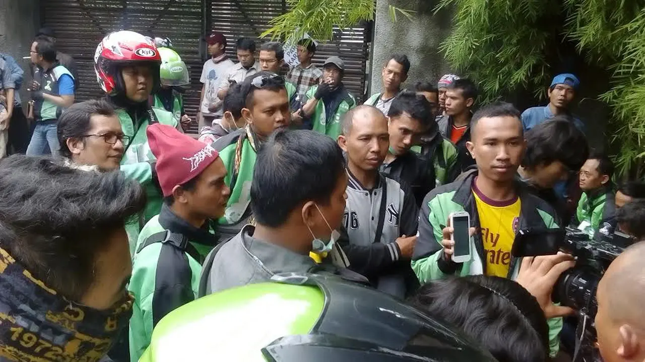 Pengendara Gojek memadati kantor pusat di Kemang, Jakarta Selatan