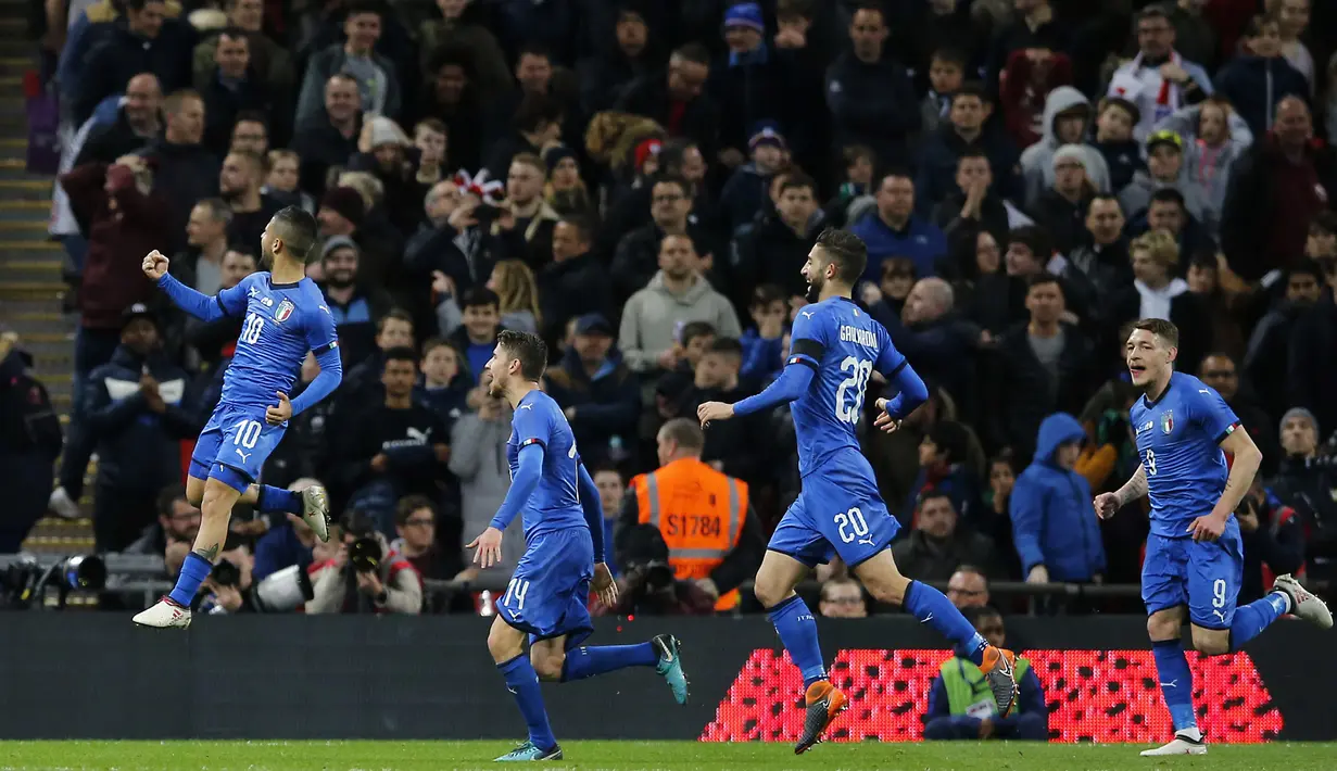 Lorenzo Insigne (kiri) merayakan gol ke gawang Inggris pada laga uji coba di Wembley Stadium, London, (27/3/2018). Italia tahan imbang Inggris 1-1. (AP/Alastair Grant)