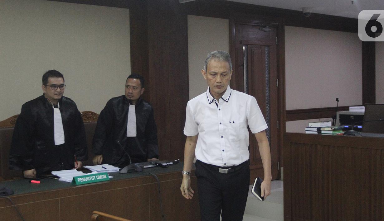 Mantan Direktur Produksi dan Teknologi PT Krakatau Steel (Persero) Wisnu Kuncoro usai menjalani sidang vonis dugaan suap di Pengadilan Tipikor, Jakarta, Senin (11/11/2019). Wisnu divonis 1 tahun dan 6 bulan penjara serta denda Rp 50 juta subsider dua bulan kurungan. (Liputan6.com/Herman Zakharia)