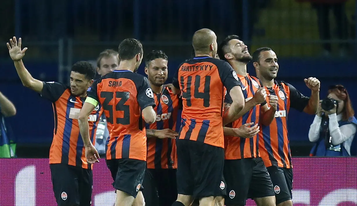 Para pemain Shakhtar Donetsk, merayakan gol yang dicetak oleh Facundo Ferreyra, ke gawang Napoli pada laga Liga Champions di Stadion Metalist, Ukraina, Kamis (14/9/2017). Shakhtar Donetsk menang 2-1 atas Napoli. (AP/Efrem Lukatsky)